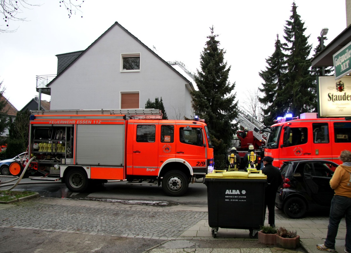 FW-E: Feuer im ausgebauten Dachgeschoss eines Reihenhauses in Essen-Freisenbruch, keine Verletzen