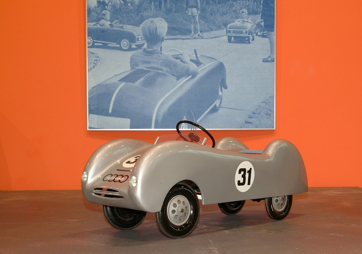 museum mobile im Audi Forum Ingolstadt: Neue Wechselausstellung / &quot;Bewegte Kindheit&quot; - Tretautomobile aus den vergangenen 100 Jahren