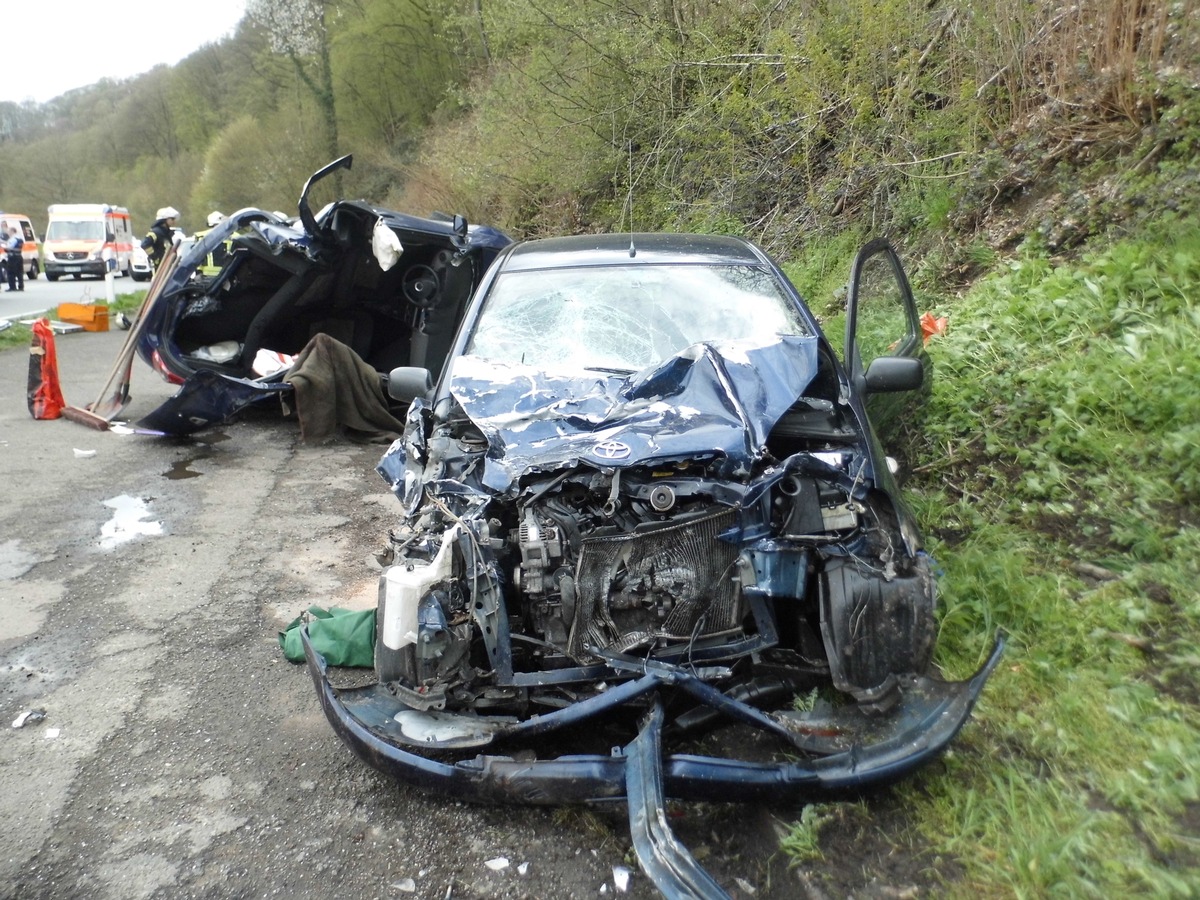 POL-PPWP: Schwerer Verkehrsunfall