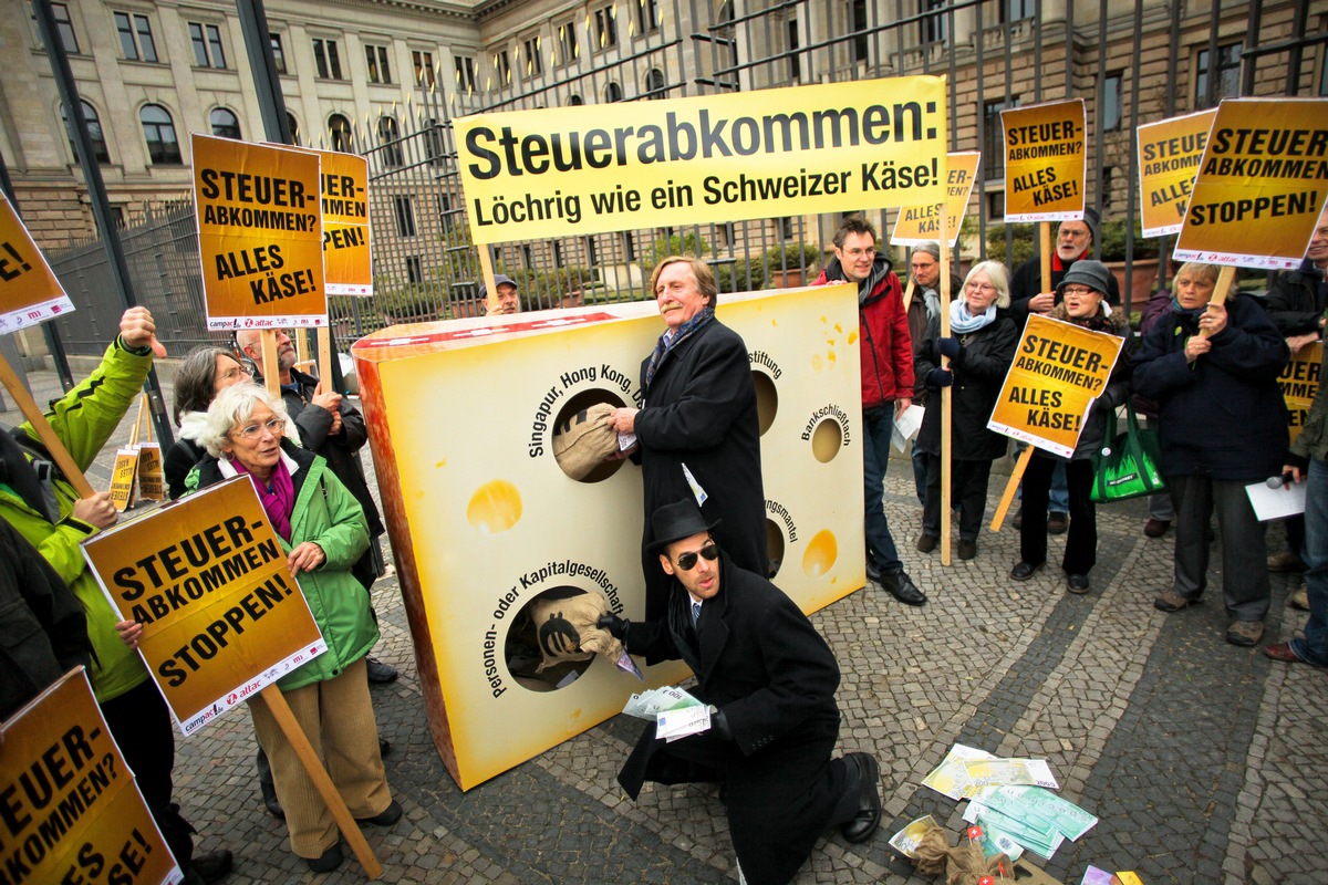 Steuerabkommen: SPD-Länder legen sich auf Nein fest / Bündnis begrüßt klare Festlegung / Protest vor dem Bundesrat mit großem Käsestück / &quot;Abkommen ist löchrig wie ein Schweizer Käse&quot; (BILD)