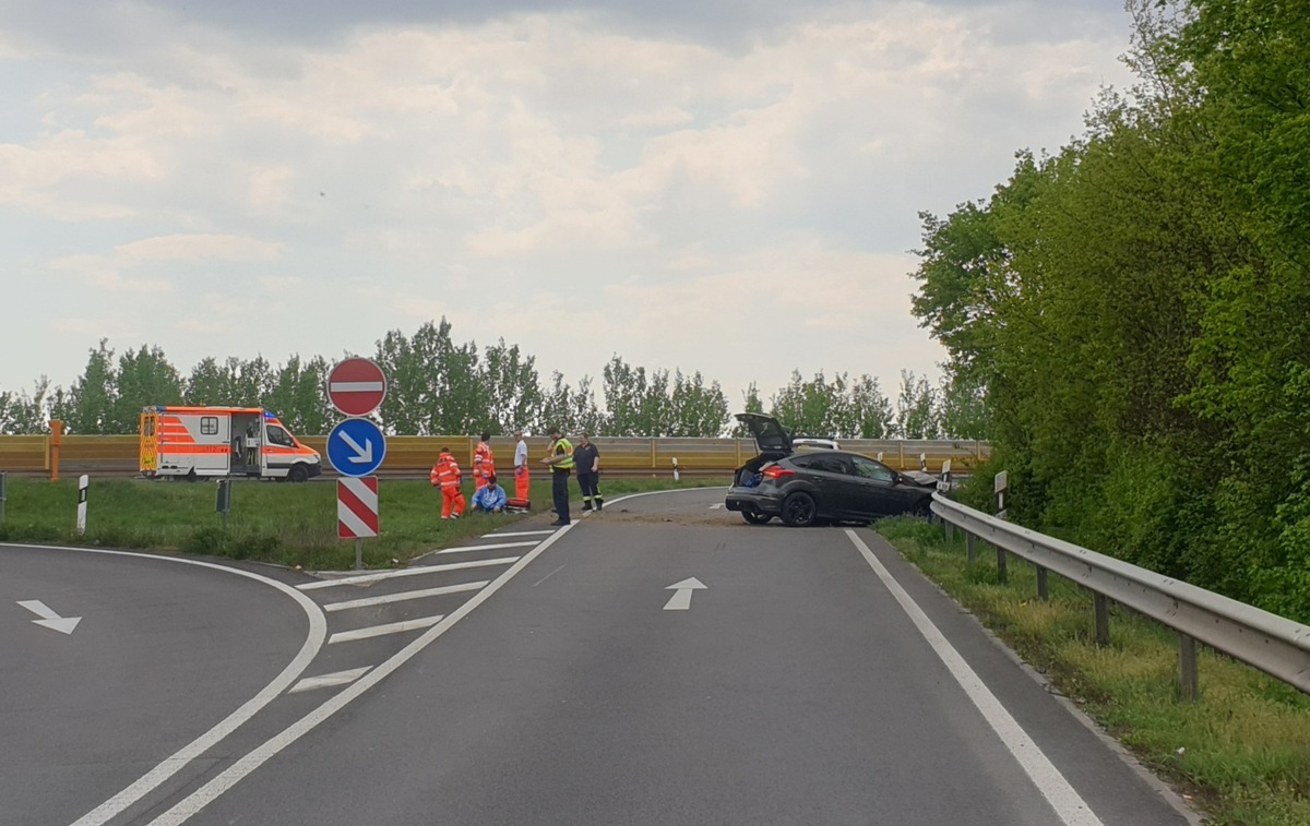 POL-PDNW: Verkehrsunfall mit leicht verletzter Person und Totalschaden