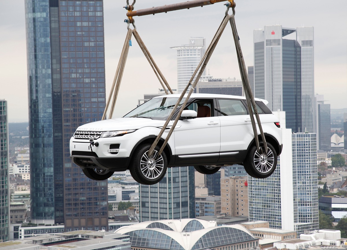 RANGE ROVER EVOQUE schwebt über den Dächern der Mainmetropole Spektakuläre Aktion in Frankfurt im Vorfeld der IAA (mit Bild)