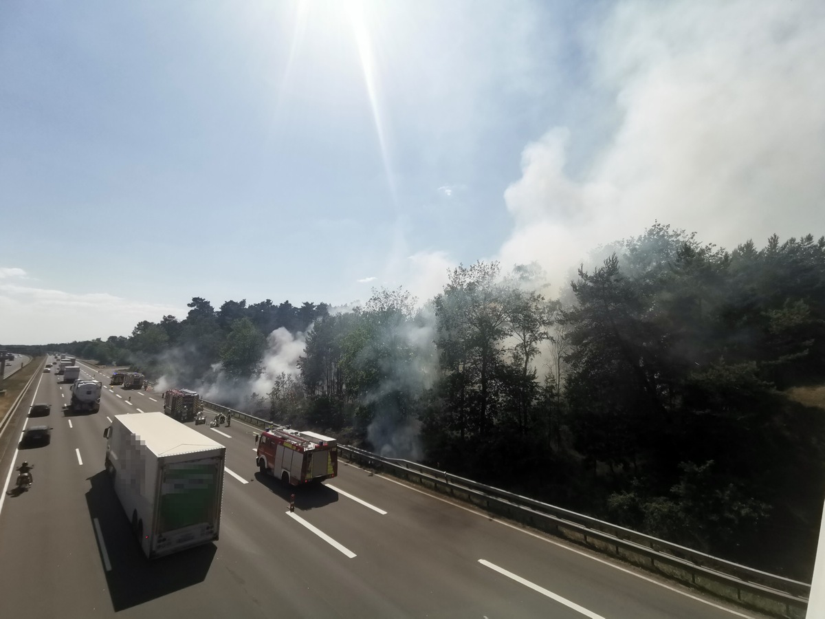 POL-HK: Brock: Kettensägen und Freischneider gestohlen; Walsrode / A7: Lkw löst Waldbrand aus (Foto anbei); Munster: Unfall: Motorrad übersehen; Schwarmstedt: Unfall: Vorfahrt missachtet