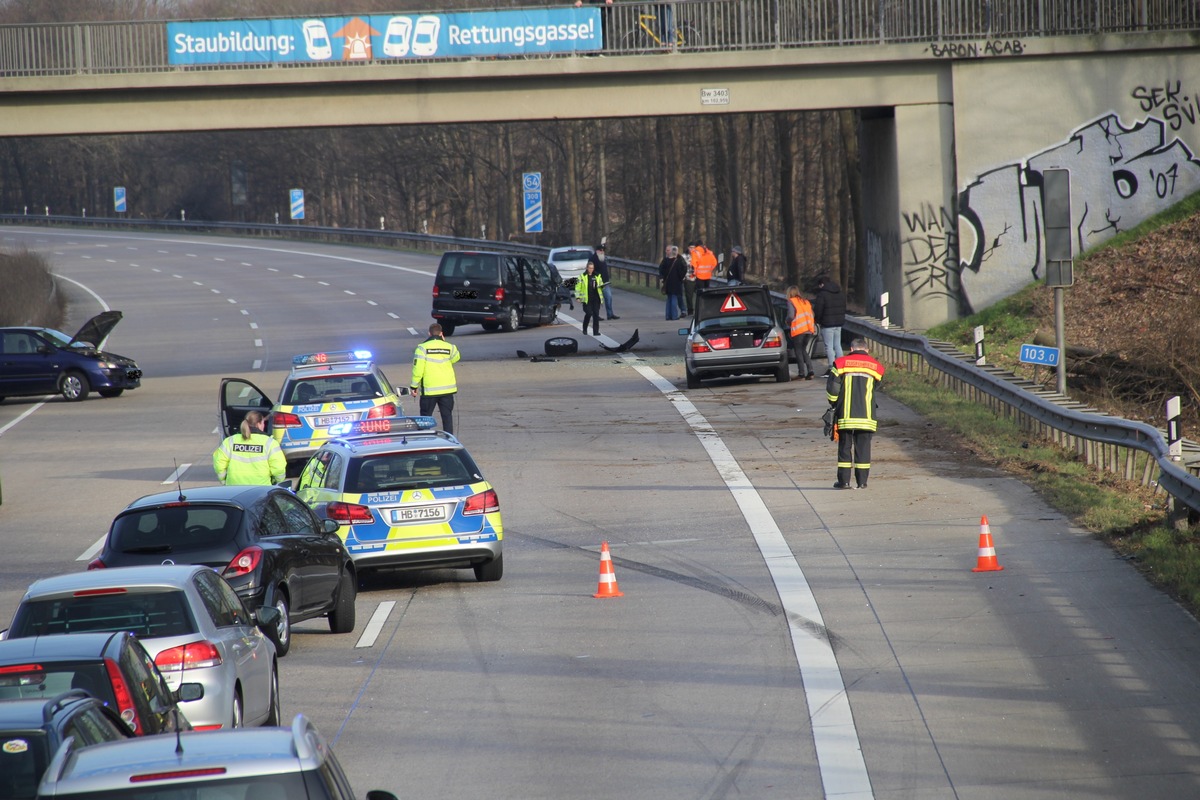 POL-HB: POL-HB: Nr.: 0122 --Vollsperrung nach Autobahnunfall--