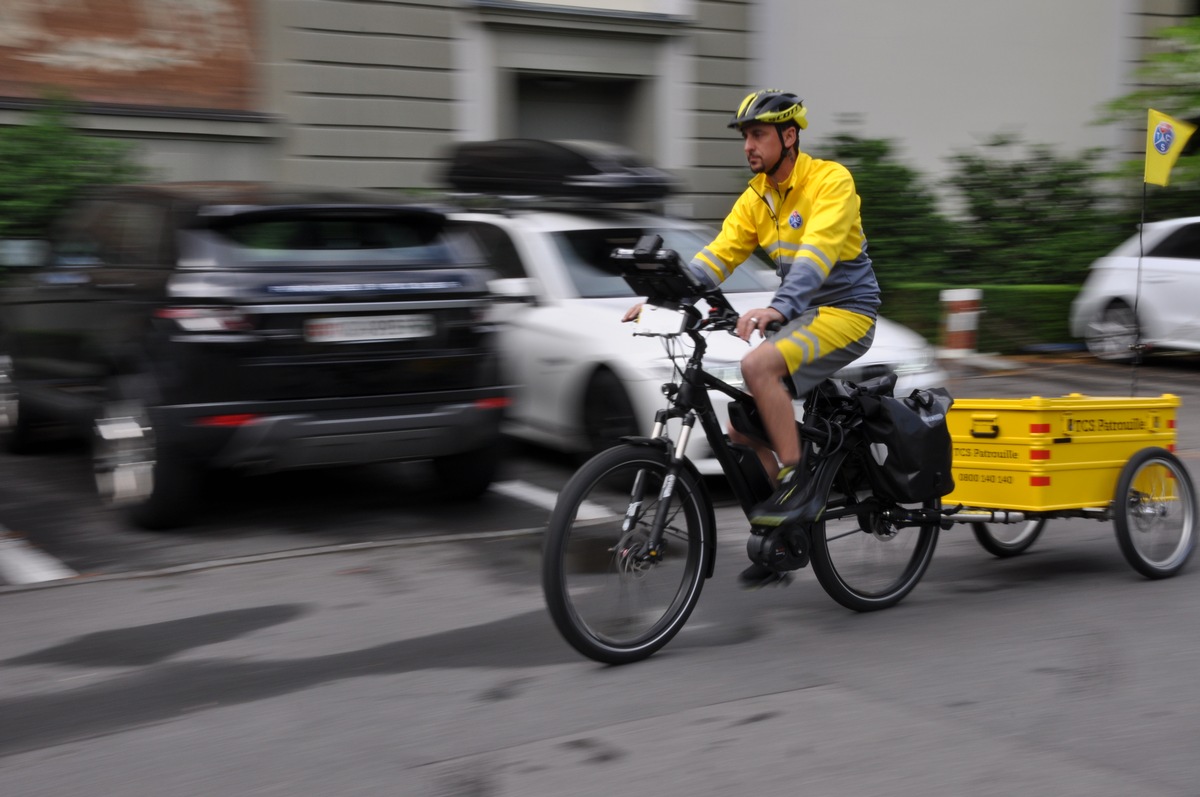 Aufgrund der guten Erfahrungen im vergangenen Jahr in Genf und Zürich, dehnt der TCS das Einsatzgebiet seiner eBike-Patrouille auf die beiden Städte  Lausanne und Basel aus.