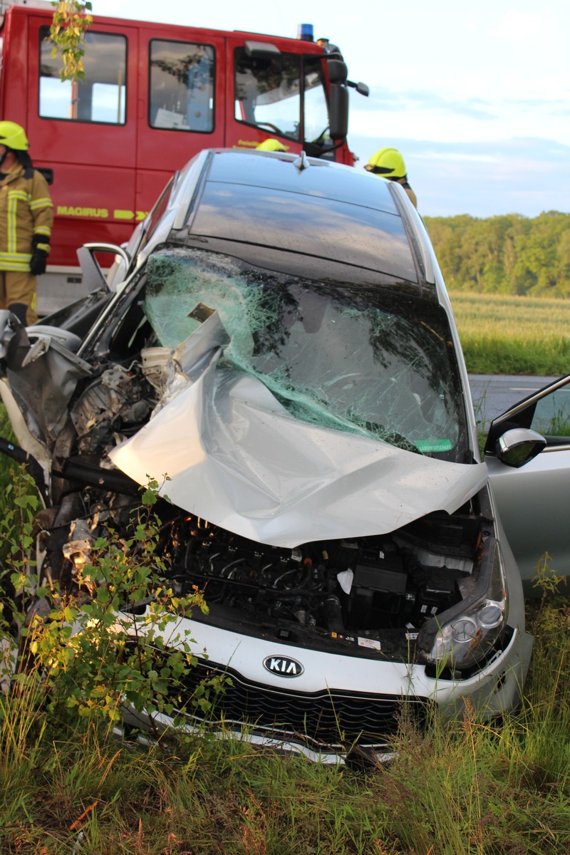 POL-NI: Pkw prallt gegen einen Baum. Fahrer begeht alkoholisiert eine Unfallflucht! Eine Täuschung der Einsatzkräfte scheitert.