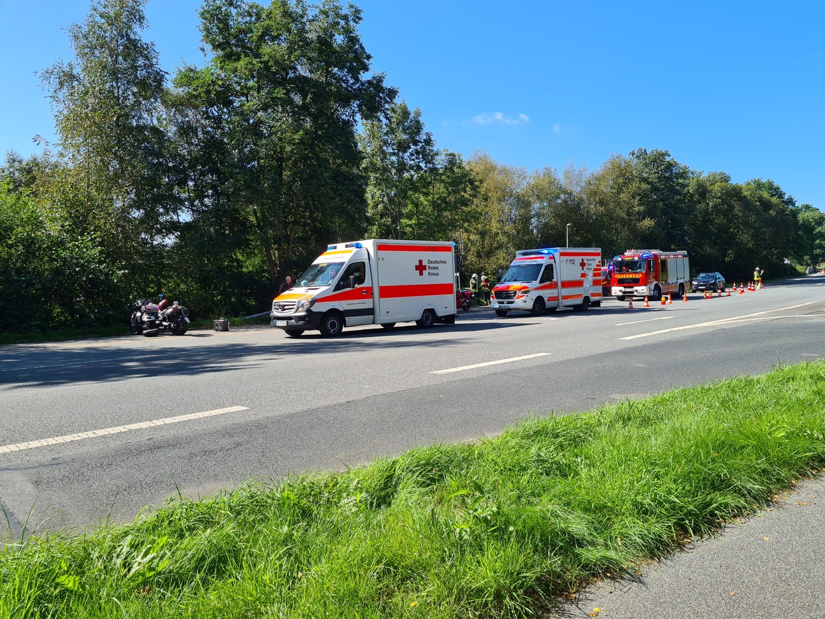 FFW Schiffdorf: Motorräder stoßen bei Abbiegemanöver zusammen