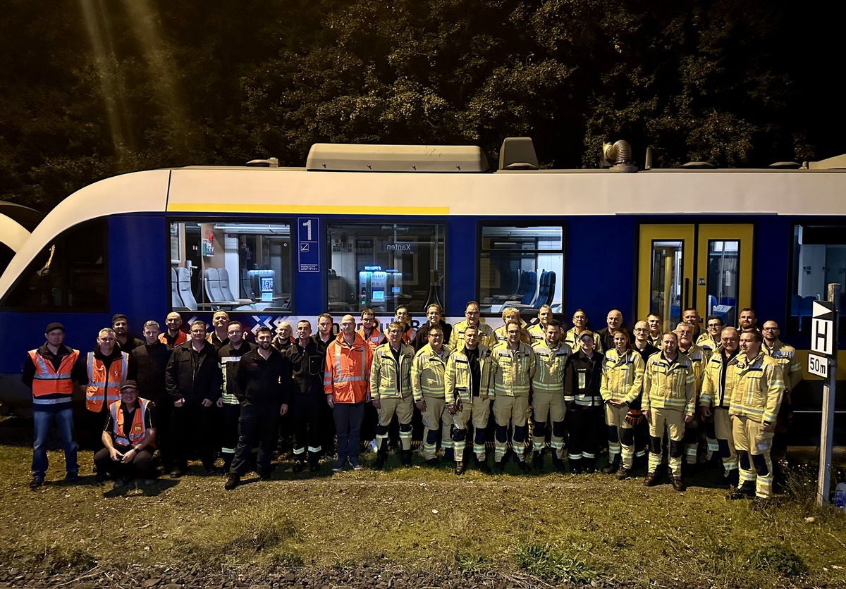 FW Xanten: Fortbildung von Führungskräften mit dem Bahn-Notfallmanagement