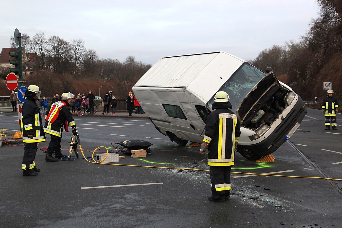 FW-E: Verkehrsunfall mit PKW und Kleintransporter, zwei Personen eingeklemmt, Transporter umgestürzt