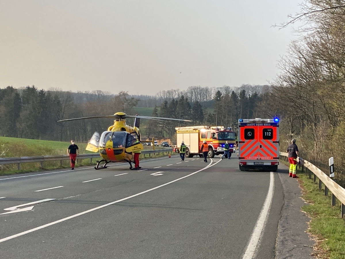 FW-EN: Unfall zwischen Radfahrer und Motorrad - Zwei Rettungshubschrauber im Einsatz