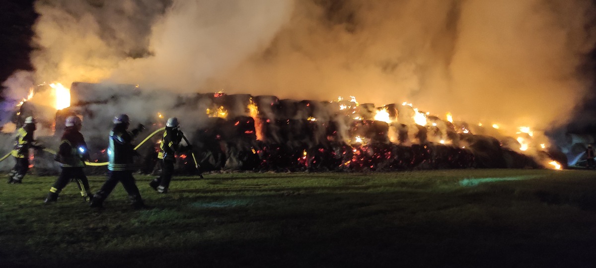 POL-WHV: Pressemeldung der Polizei Varel vom 14.09.2021 Brand von ca. 500 Strohballen in Bockhorn