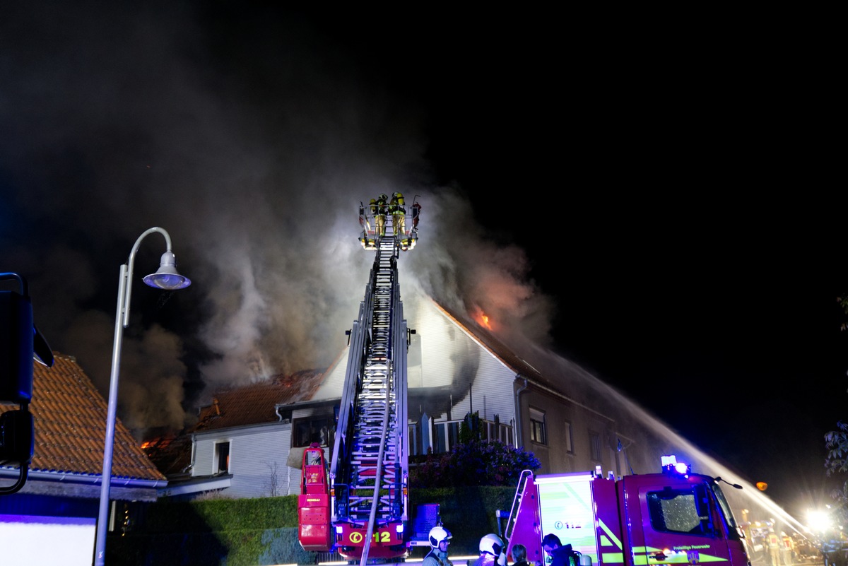 FW LK Leipzig: Dachstuhlbrand auf einem 3-Seitenhof in Döben bei Grimma.