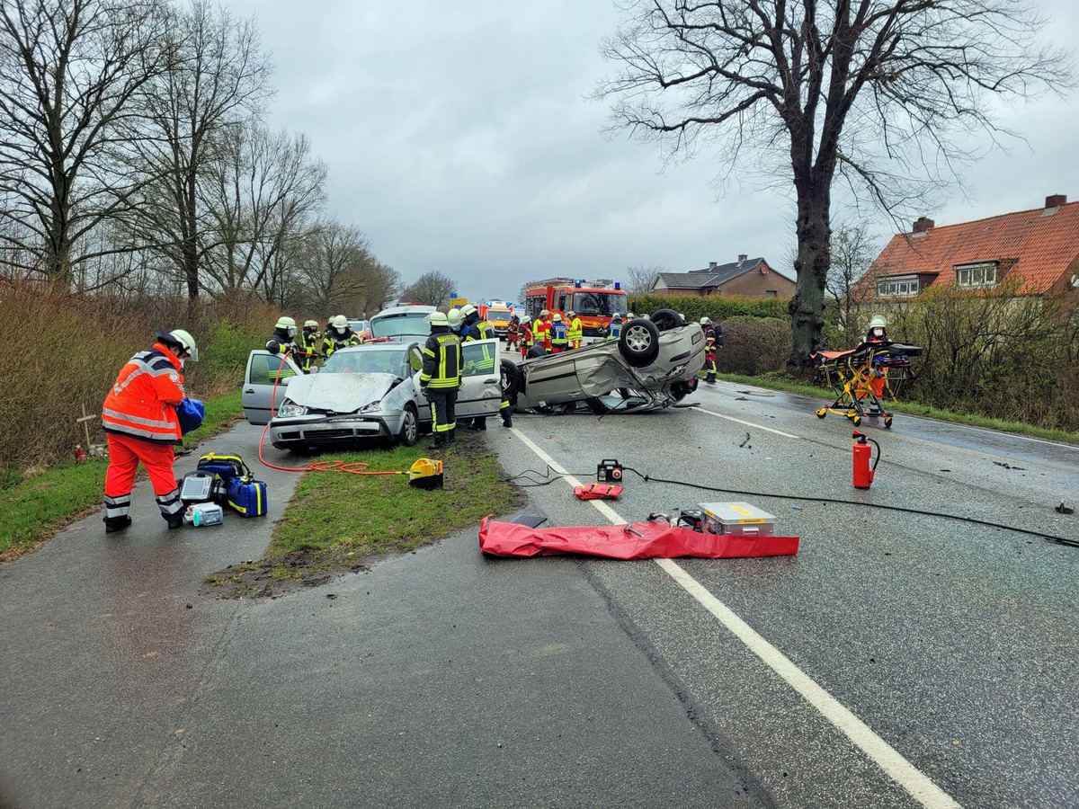 FW Bad Segeberg: Frontalzusammenstoß auf der Bundesstraße 432 - drei Verletzte