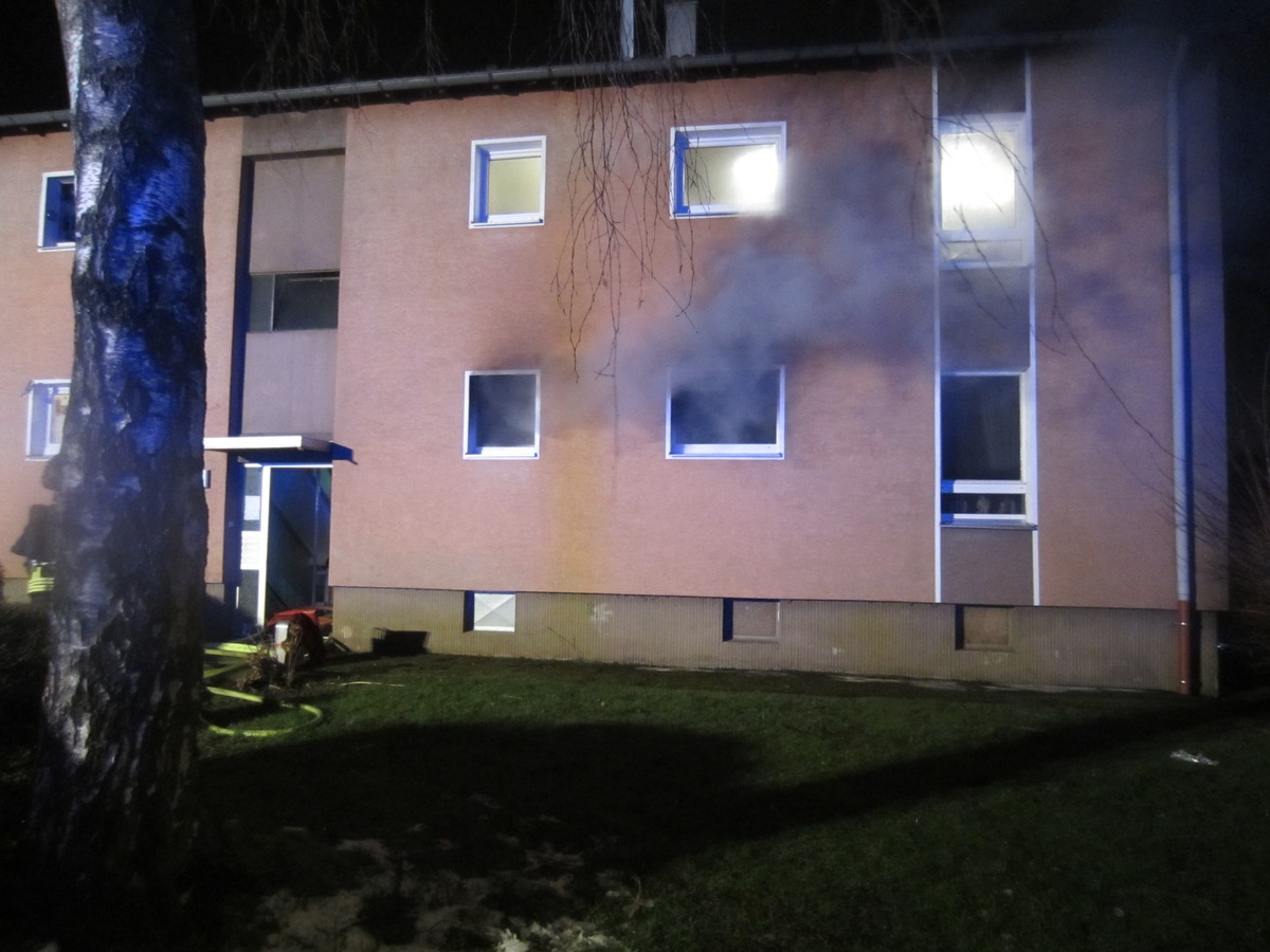 FW-MH: Feuer in Mehrfamilienhaus - Feuerwehr rettet Mann aus brennender Wohnung #fwmh