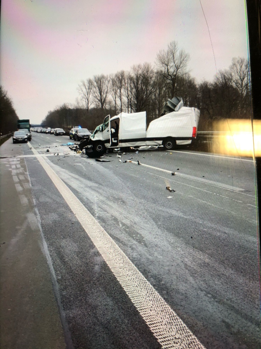 POL-MS: Unfall am Stauende auf der Autobahn 1 - Fahrer krabbelt glücklicherweise nur leicht verletzt aus Sprinter-Wrack