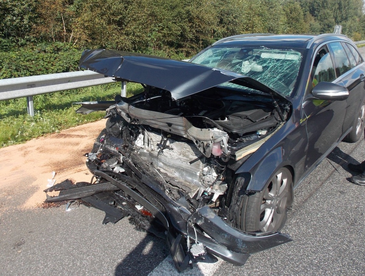 POL-CUX: Autobahn über drei Stunden teilweise gesperrt - hoher Sachschaden