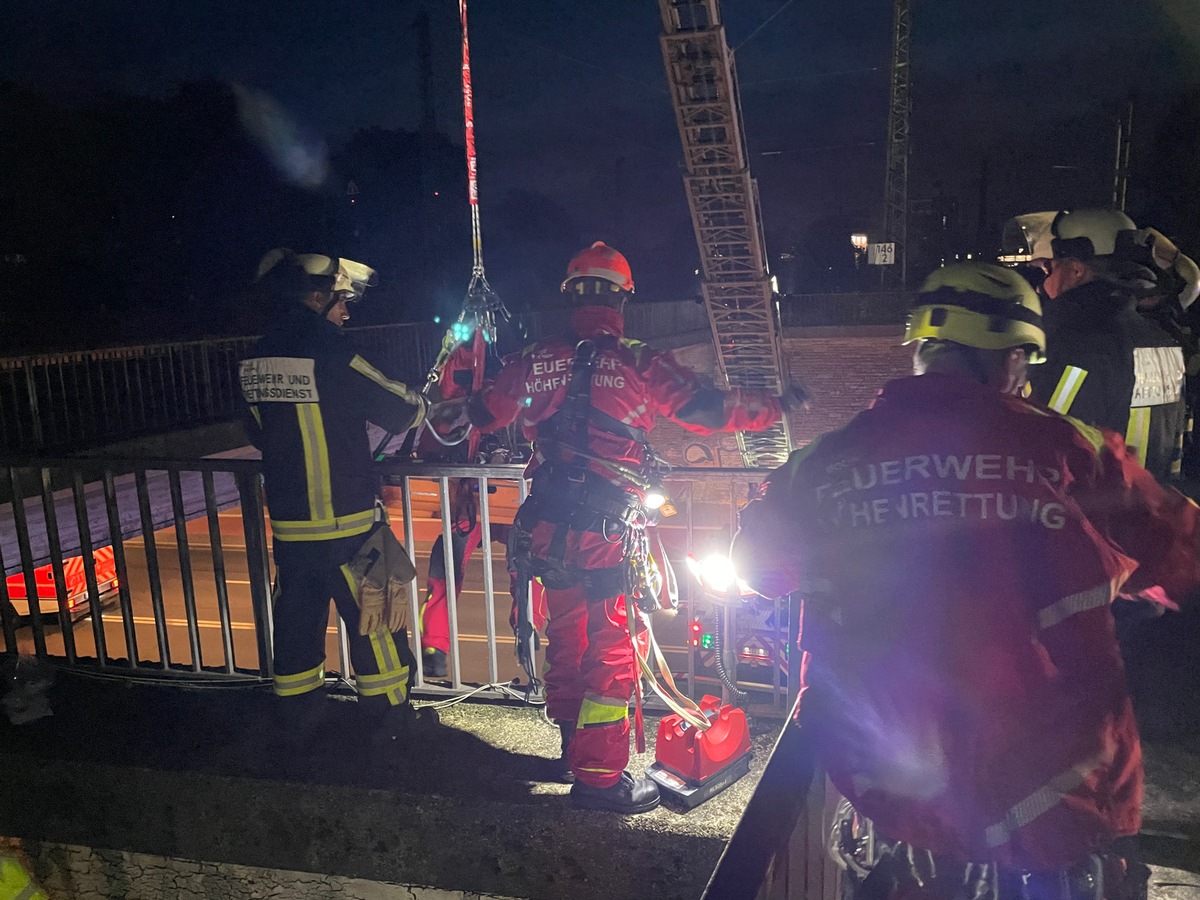 FW-BO: Person stürzt in einen Schacht im Bereich Hauptbahnhof, Menschenrettung am frühen Morgen