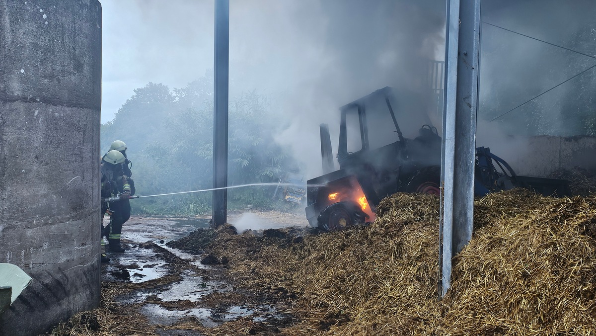 FW Burscheid: Brennender Traktor auf Pferdehof