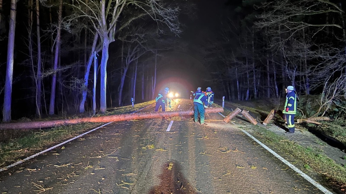 FW Celle: 17 weitere Unwettereinsätze am Samstag zwischen 9 und 12 Uhr für die Feuerwehr Celle