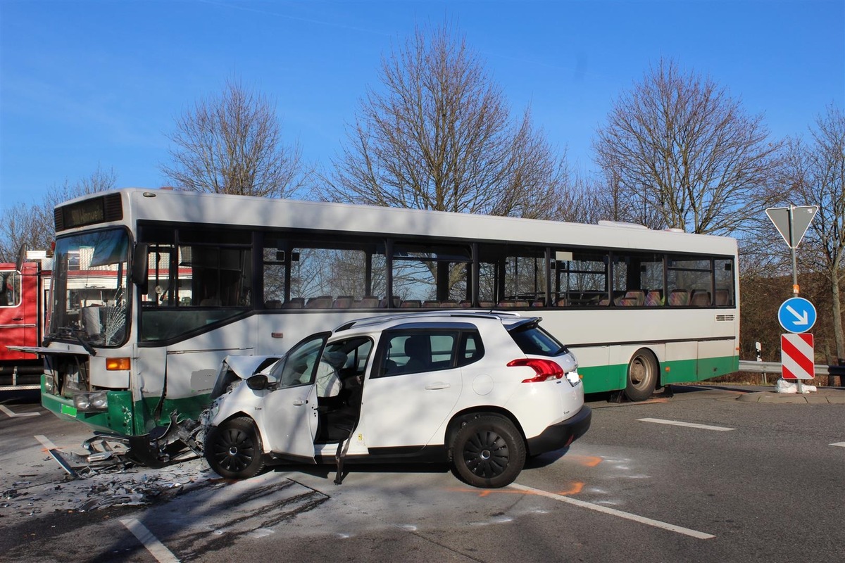 POL-PDKL: Zwei Leichtverletzte bei Unfall mit Linienbus