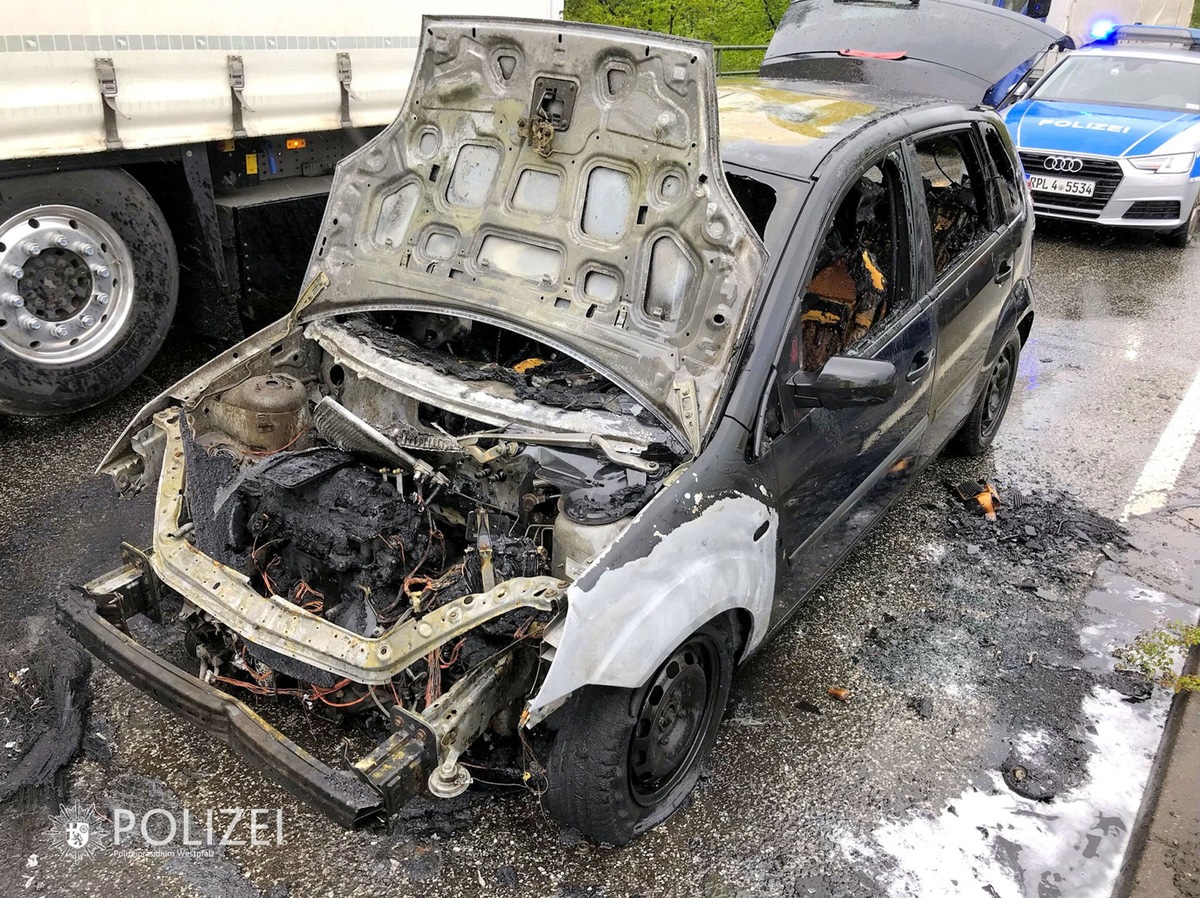 POL-PPWP: Auto fängt während der Fahrt an zu brennen