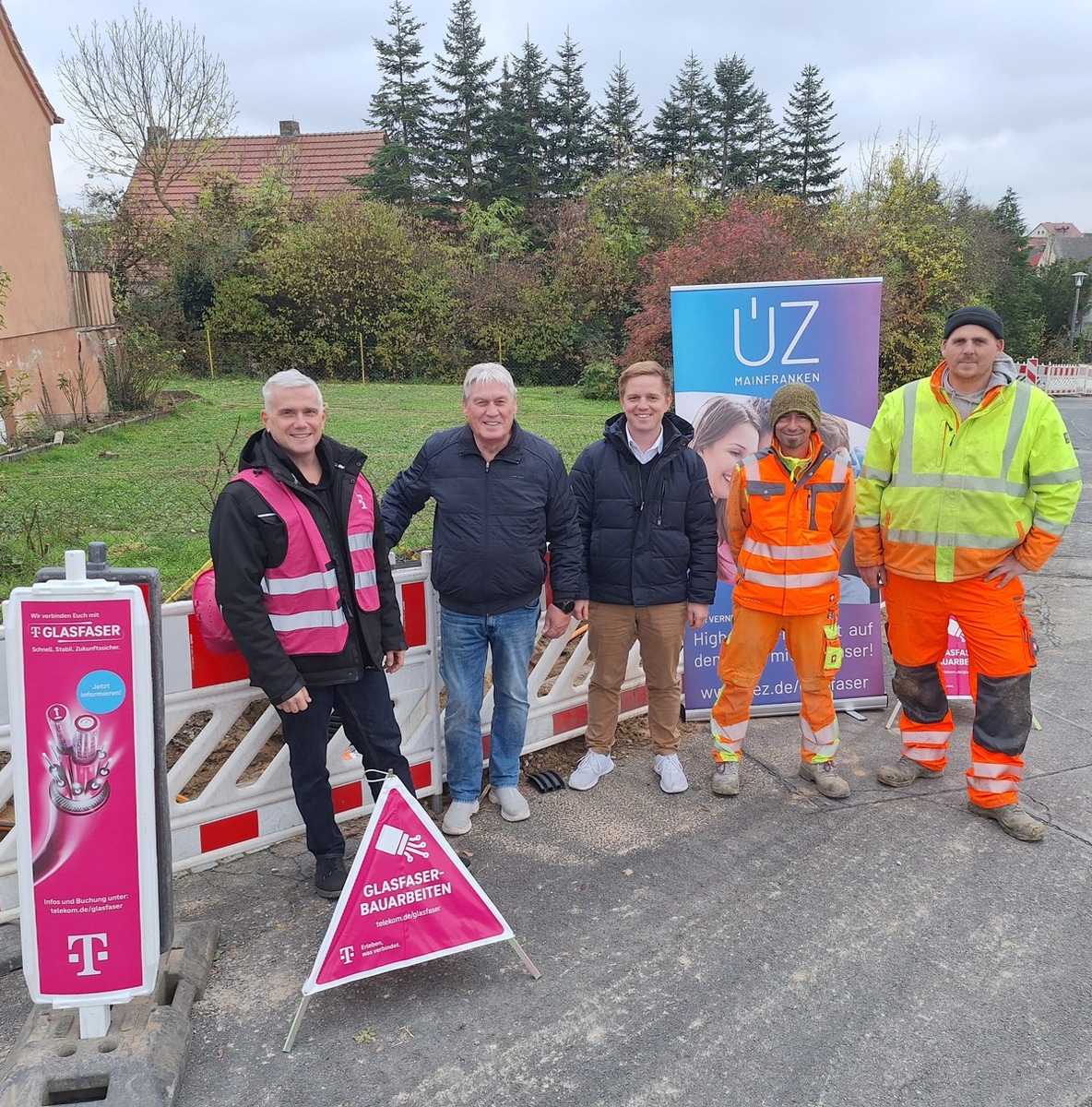 Im Plan: Bürgermeister Konrad Schlier besucht Glasfaser-Baustelle der Telekom in den Ortsteilen Dipbach und Opferbaum