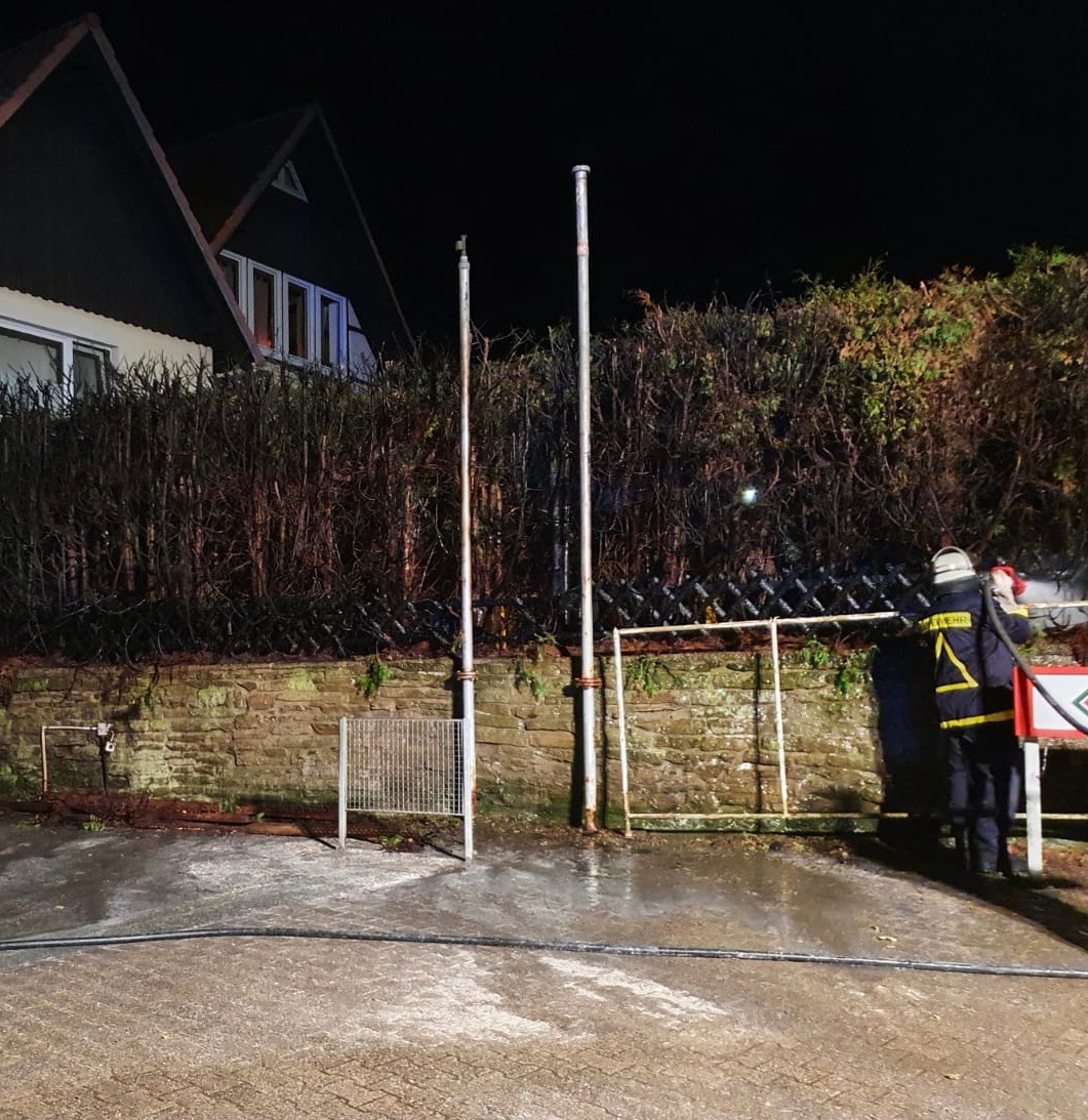 FW Lügde: Hecke gerät in Brand