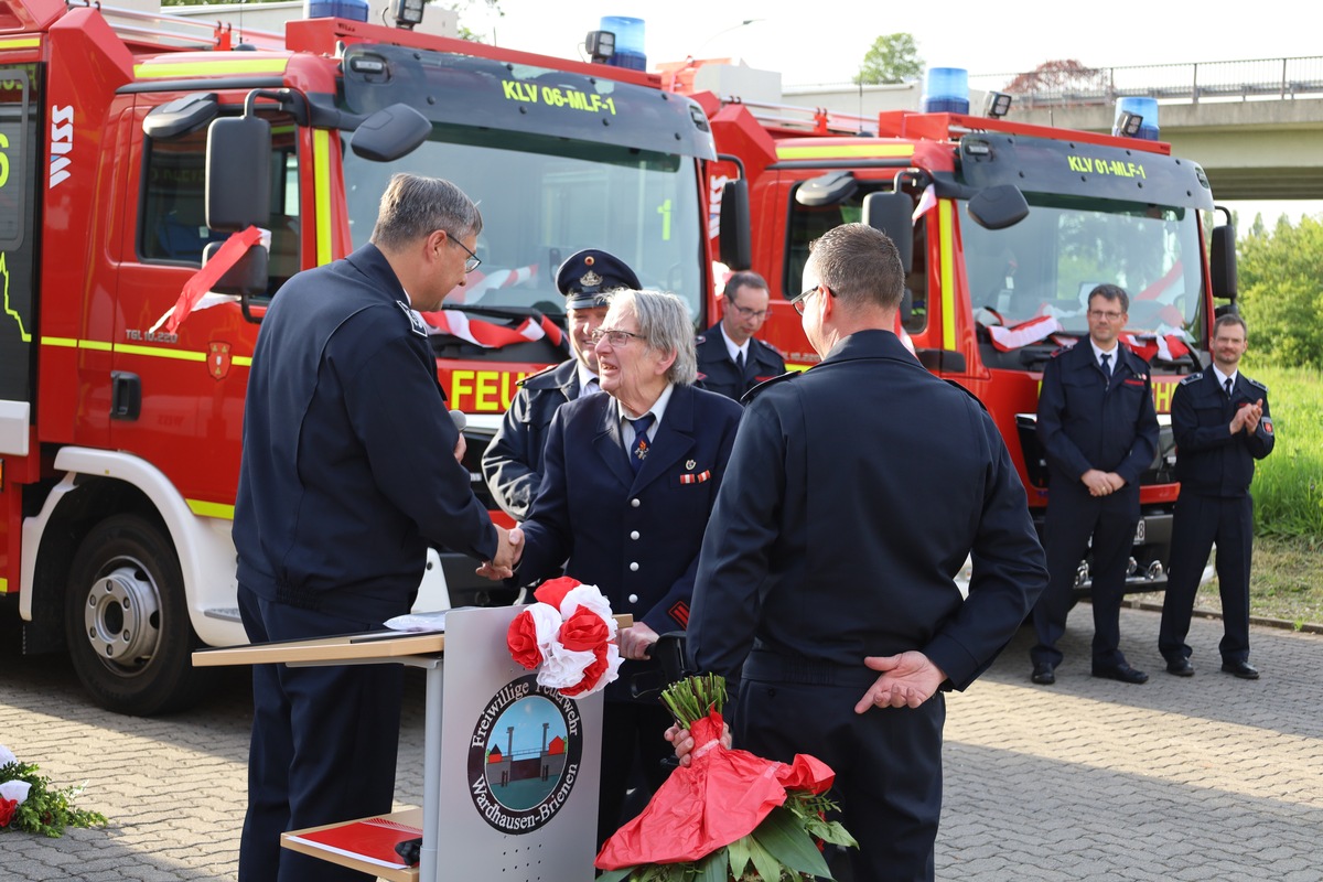 FW-KLE: Bürgermeister Gebing übergibt sechs Fahrzeuge an ihre neuen Standorte bei der Feuerwehr Kleve