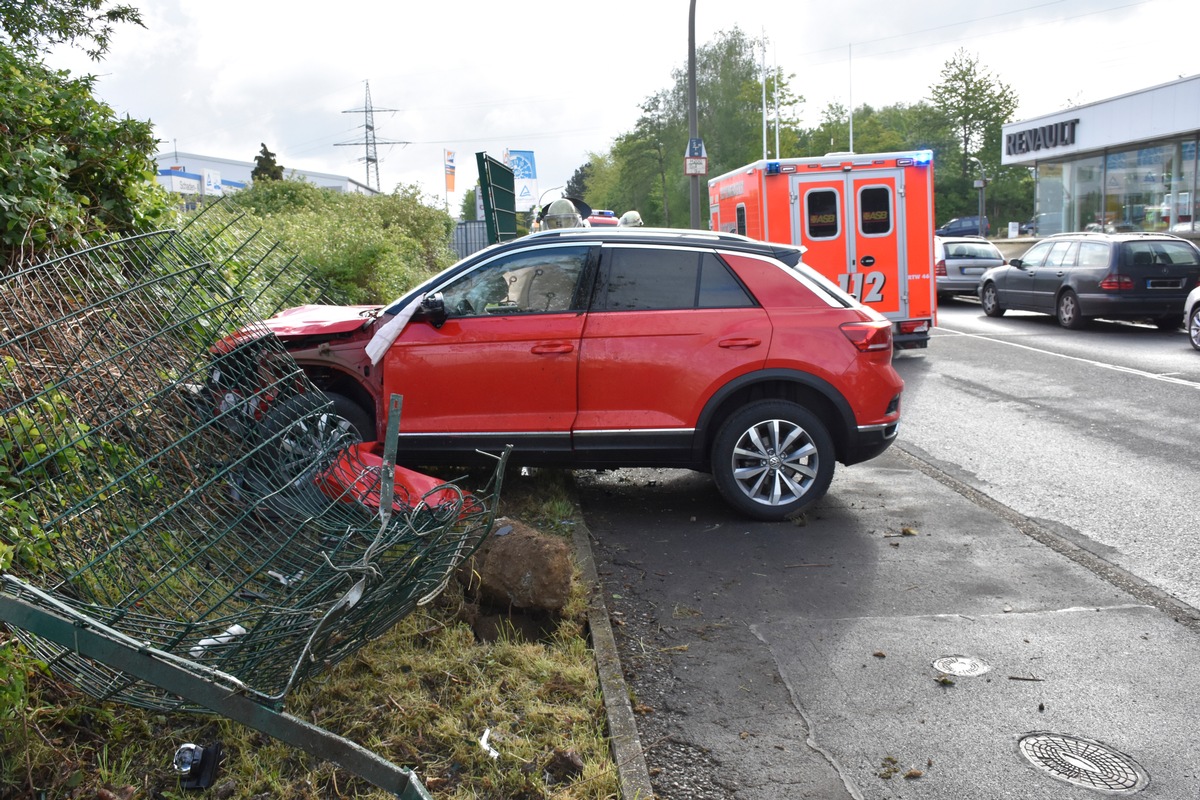 FW-DO: SUV fährt in Zaun