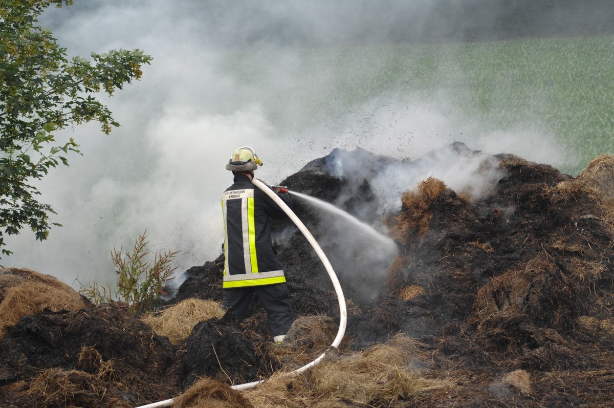 FW-E: 40 brennende Strohballen in Heidhausen