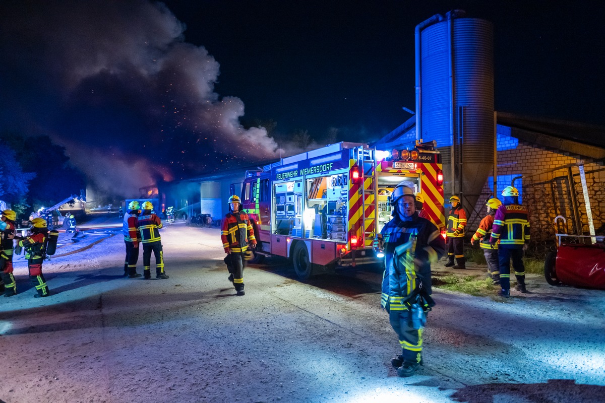 FW-SE: Großfeuer einer landwirtschaftlichen Lagerhalle beschäftigt die Feuerwehr