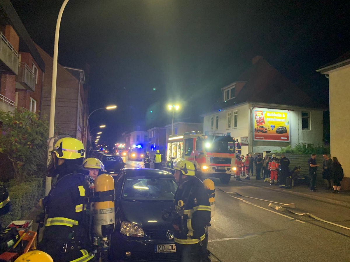 FW-RD: Feuer im Mehrfamilienhaus 3 Personen durch Feuerwehr gerettet