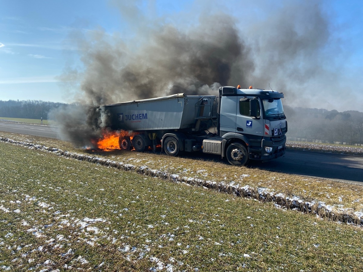 POL-PDTR: Brand eines Sattelaufliegers