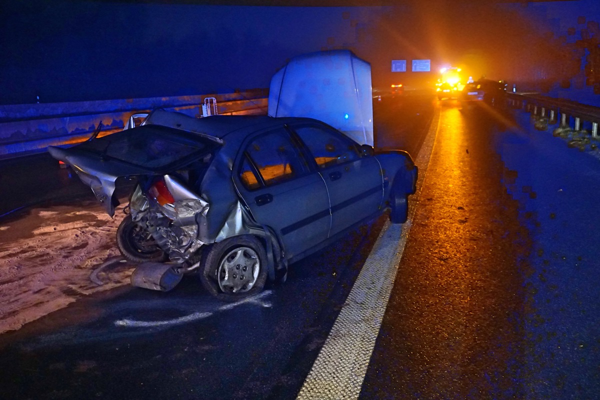 FW Ratingen: Schwerer Verkehrsunfall auf der A52