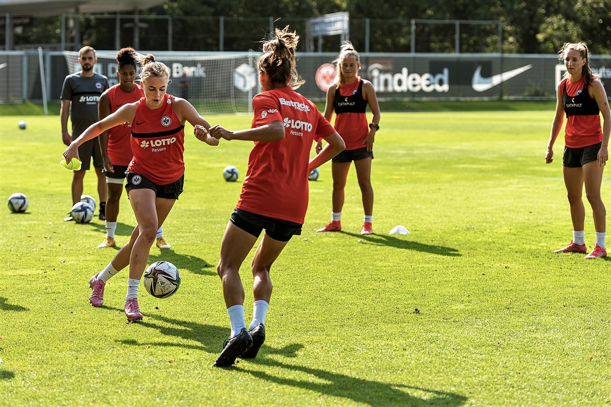 ZDFzoom: Fußball-Frauen – Zeit für die Offensive