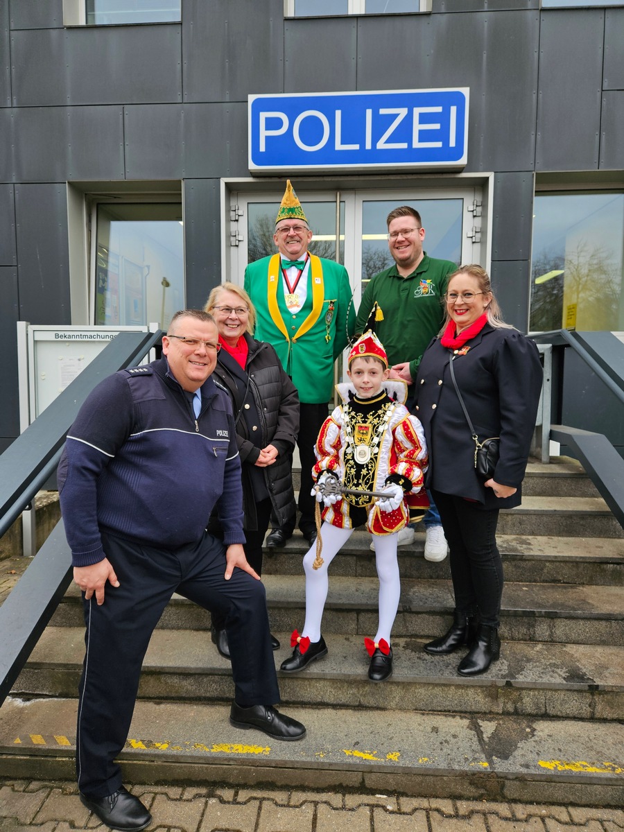 POL-DN: Närrischer Besuch bei der Polizei Düren - Kinderprinz Fynn II. auf der Wache