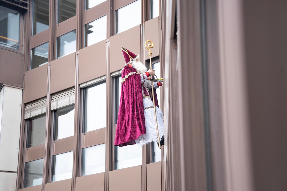 Feuerwehr seilt sich als Nikolaus am Klinikum Ingolstadt ab