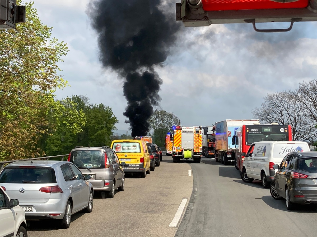 FW-BN: Brand eines Motorbootes auf der Autobahn