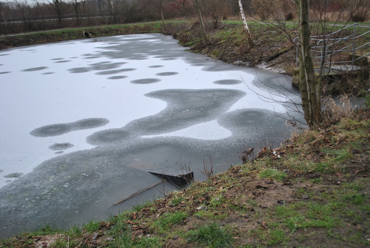 POL-NI: Gestohlener Waffenschrank im Teich