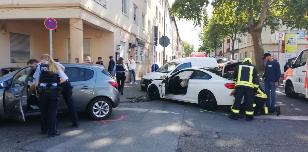 FW-GE: Verkehrsunfall zwischen drei Fahrzeugen fordert 5 verletzte Personen