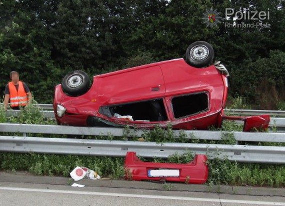 POL-PPWP: Reifen an Lkw geplatzt - Pkw landet auf Schutzplanke