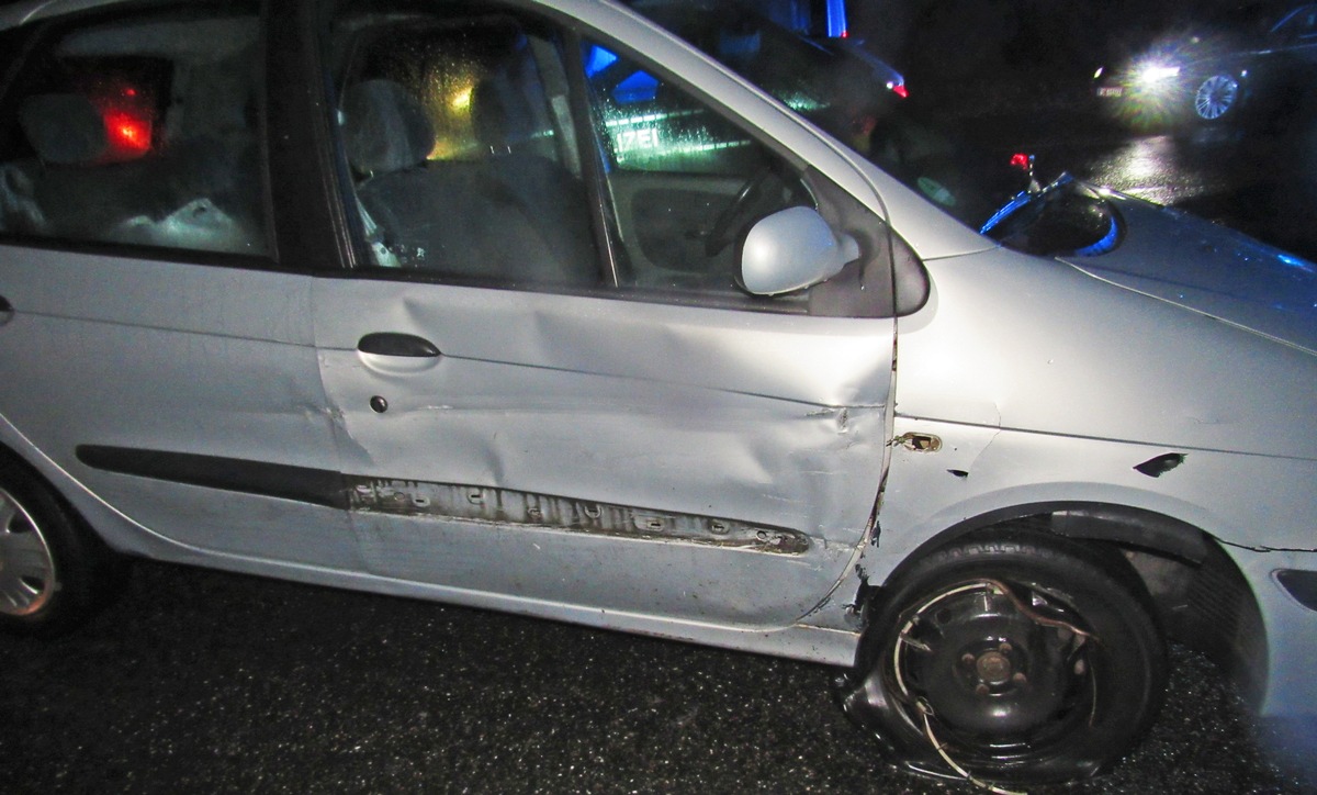 POL-ME: Vier Leichtverletzte und hoher Sachschaden nach Verkehrsunfall - Ratingen - 1901129