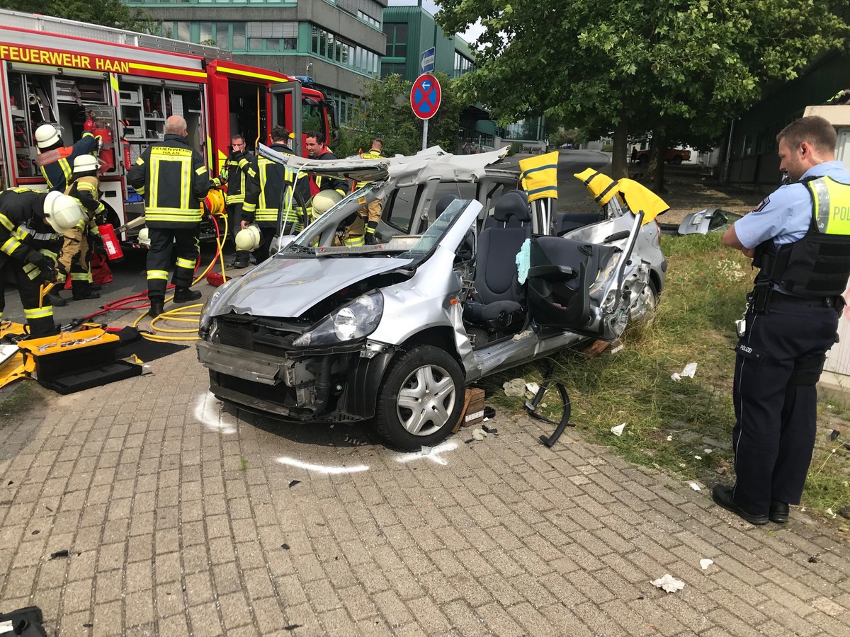 FW-HAAN: Schwerer Verkehrsunfall mit zwei verletzten Personen