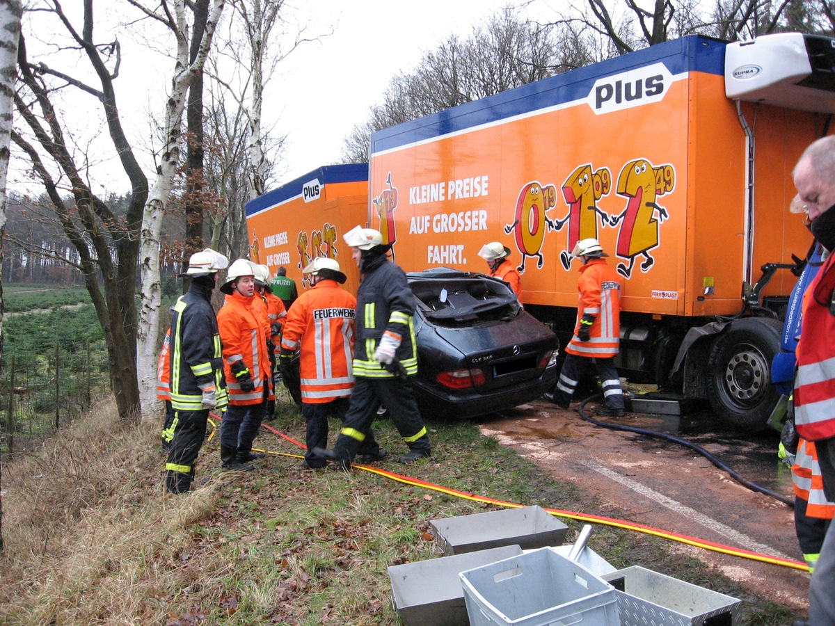 POL-WL: Pkw prallt frontal auf Lkw