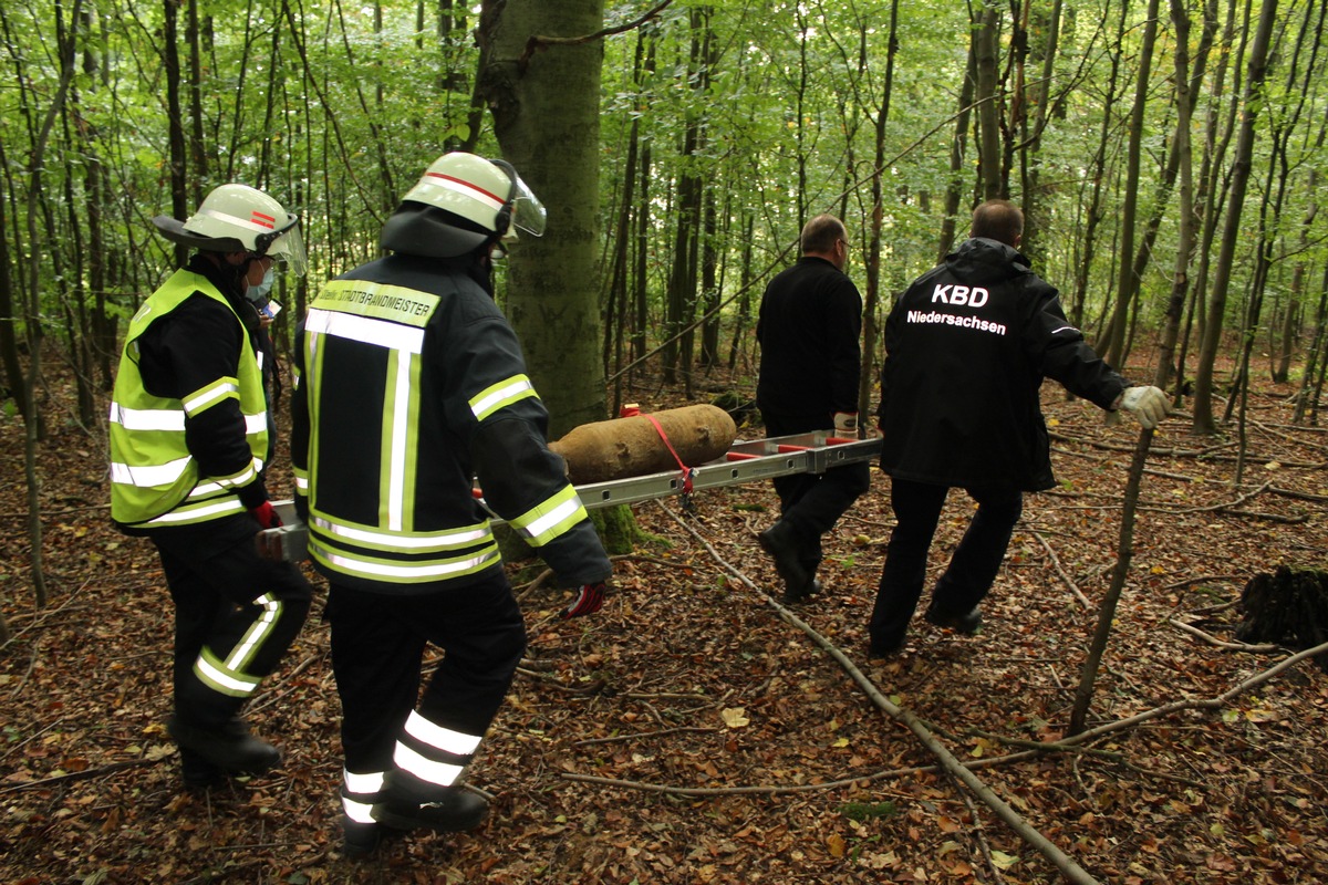 POL-HM: Weltkriegsbombe erfolgreich im Wald entschärft