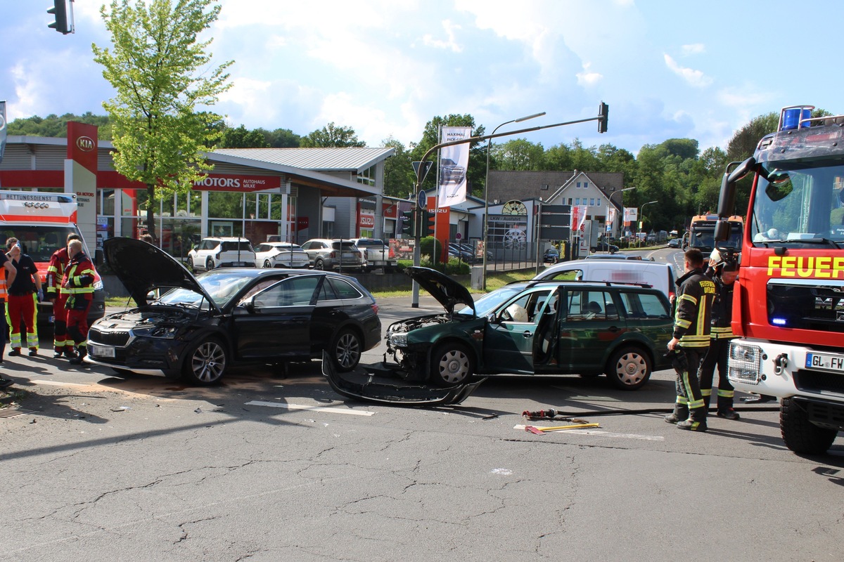 POL-RBK: Overath - Ein Verletzter bei Verkehrsunfall im Kreuzungsbereich