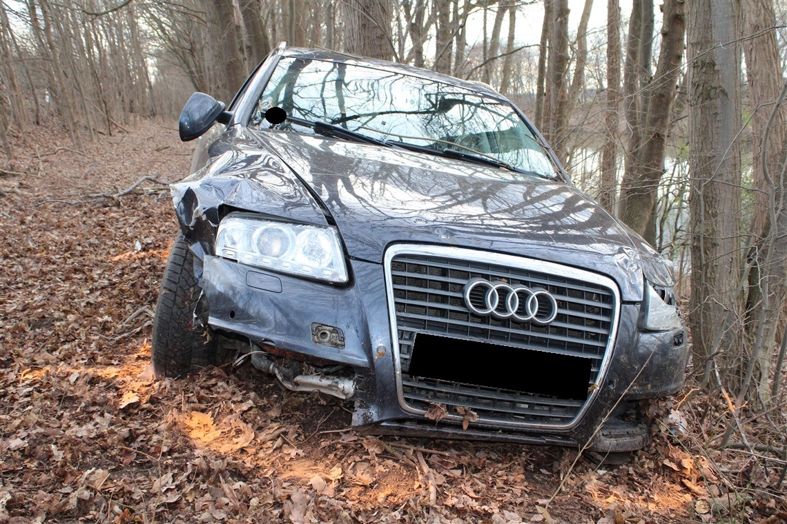 POL-MI: Alleinunfall: Autofahrer kommt von Bundesstraße ab