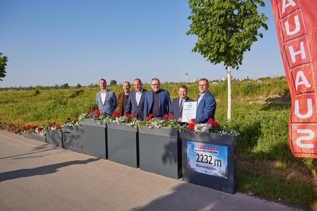 BAUHAUS holt „Weltrekord fürs Klima“ mit der längsten Blumenkastenreihe der Welt