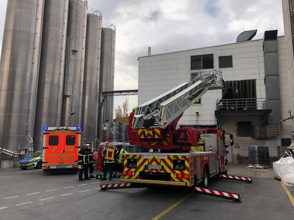 FW-EN: Arbeiter bei nach Unfall in Lebensgefahr