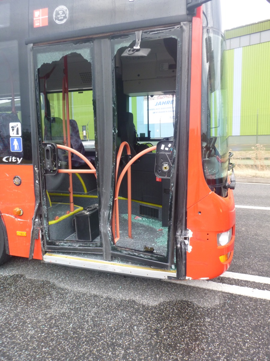 POL-PDKH: Verkehrsunfall unter Beteiligung eines Linienbusses - 2 Leichtverletzte